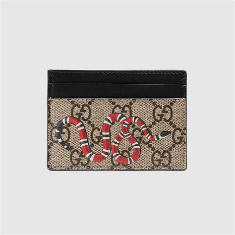 Tarjetero Gucci GG Supreme con estampado de serpiente en .